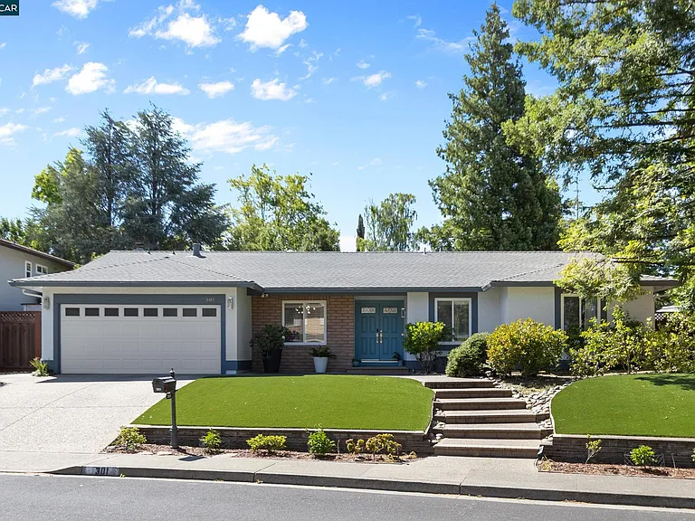 301 Domingo Ct — Photo 2