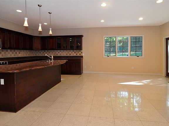 3rd image of 18 Center Dr
