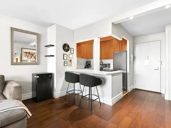 301 East 79th Street image 8 of 12