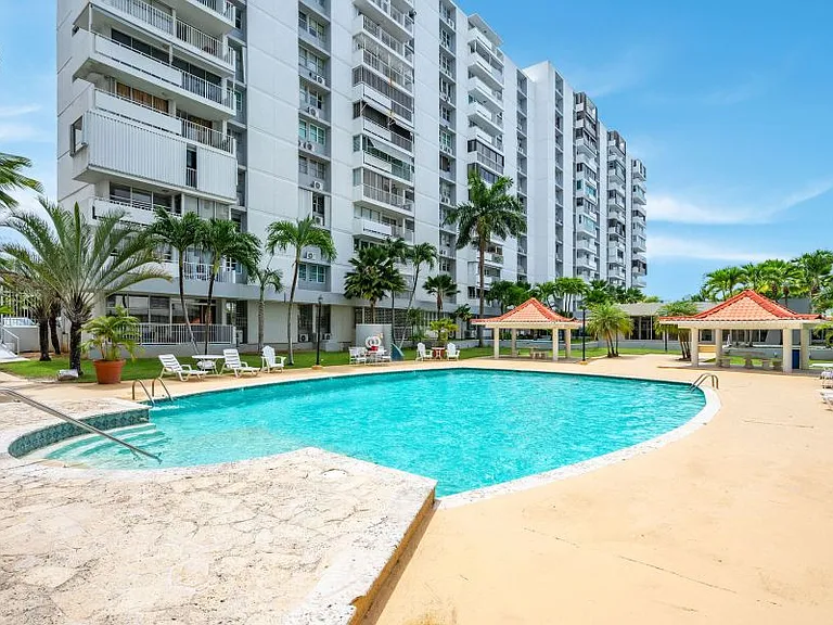 COND LOS PINOS AVE ISLA VERDE TORRE ESTE 2-E — Photo 32