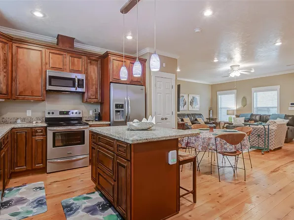935 Westview, Pt Bolivar, TX 77650