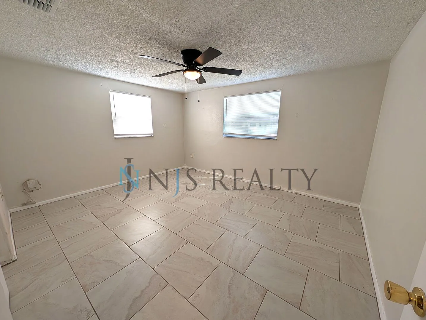 NEW renovation 2 bed/1 bath ~NEW: tile floors, kitchen renovation & paint! with a HUGE fenced yard!! — Photo 3