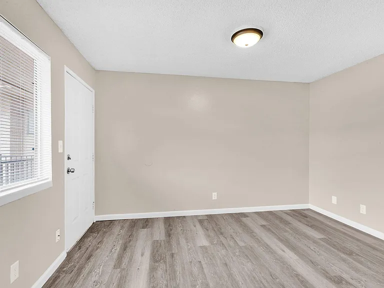 Ethan Apartments — Photo 25