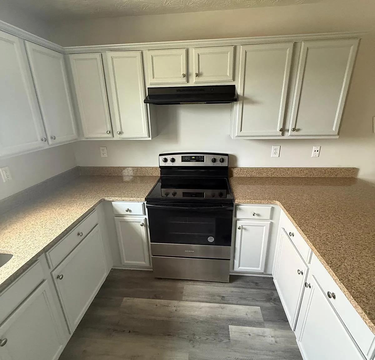 4 bed, 2500 sqft, $2,500 — Photo 2