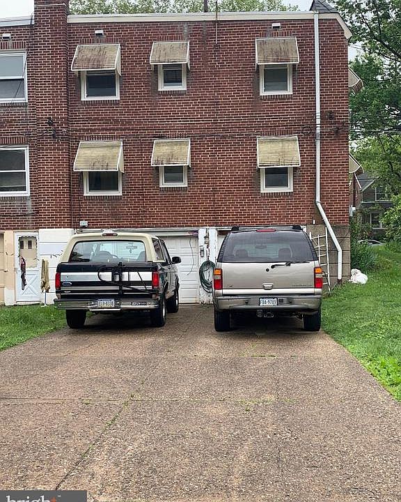 2nd image of 6844 Oxford Ave