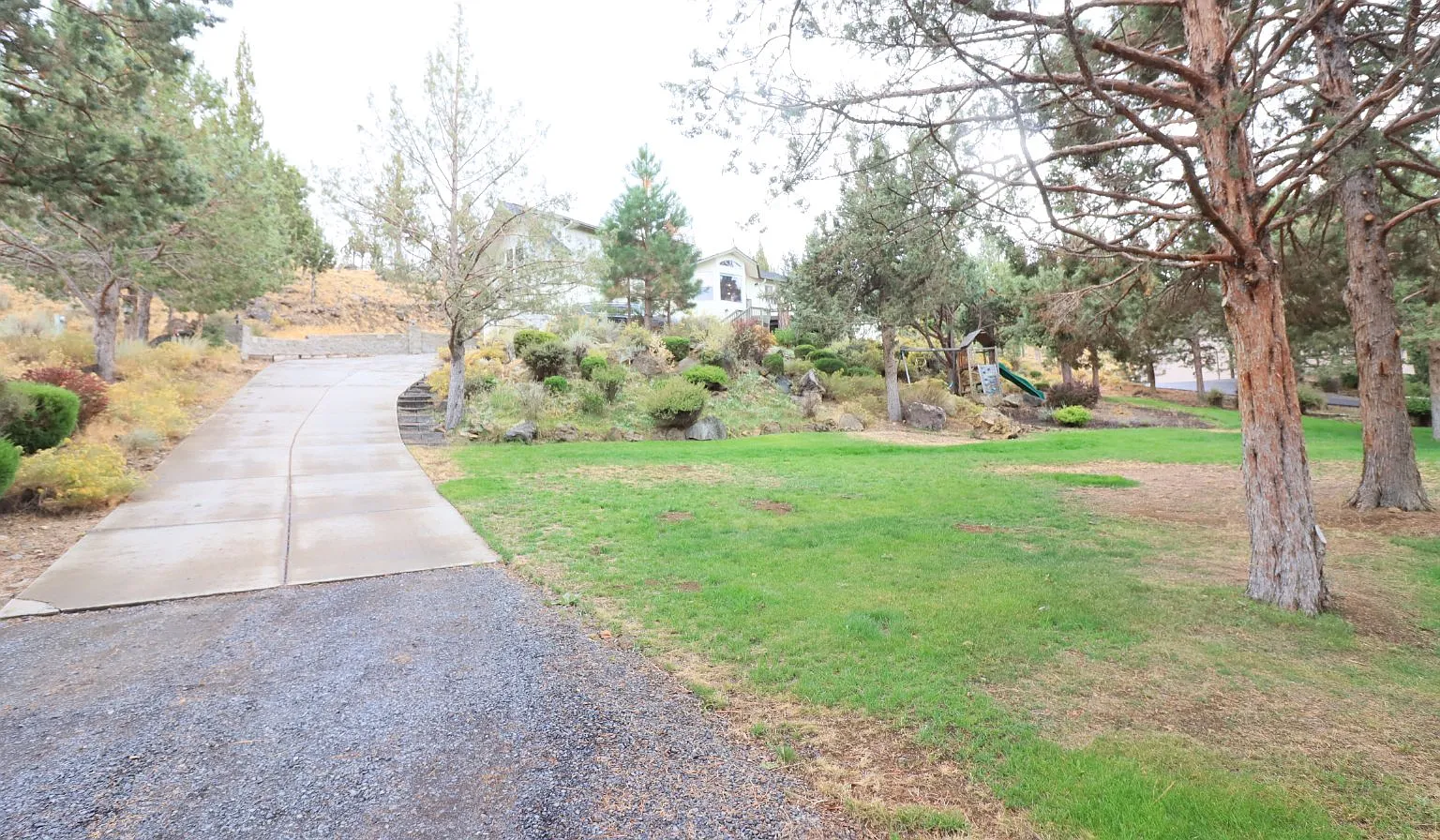 3 bed, 2.0 bath, 2376 sqft, $2,900 — Photo 4