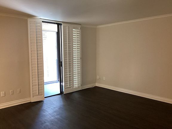 4th image of 11113 Moorpark St APT 107