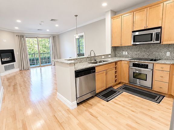 3rd image of 59 Walpole St Unit 121