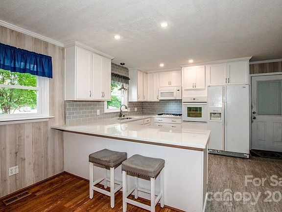 4th image of 504 N Bost St