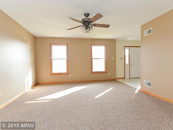 SPACIOUS LIVING ROOM OPEN TO KITCHEN
