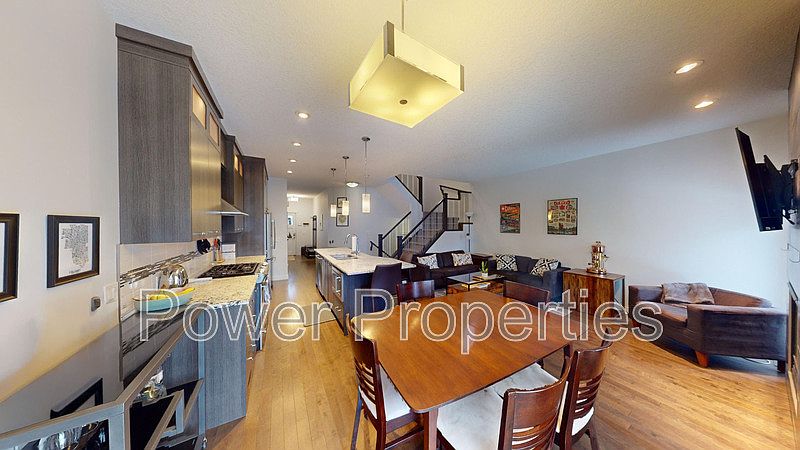 Calgary Townhouse for rent - 3 Bedrooms — photo 2