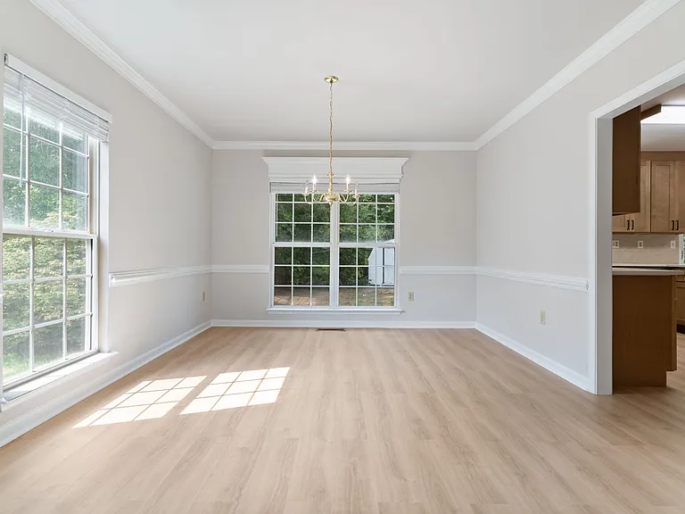 2427 Grantham Ct — Photo 9
