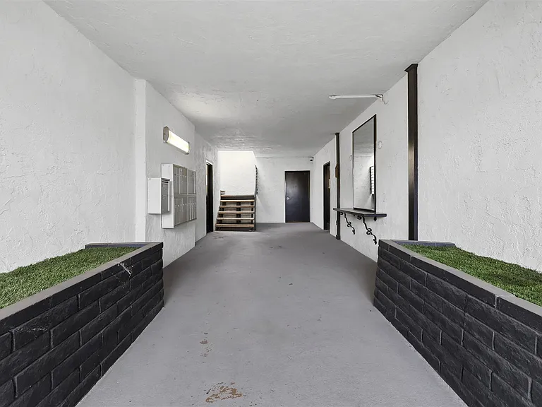 2106 Manhattan Beach Blvd — Photo 4