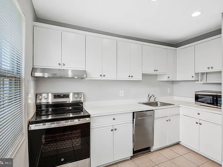 1808 W Abingdon Dr #301 — Photo 12