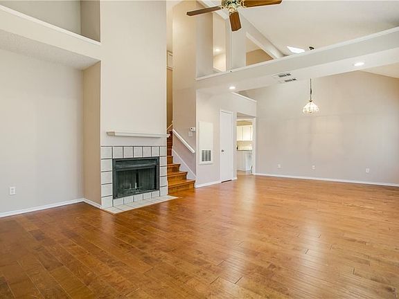 3rd image of 1419 Golden Gate Dr