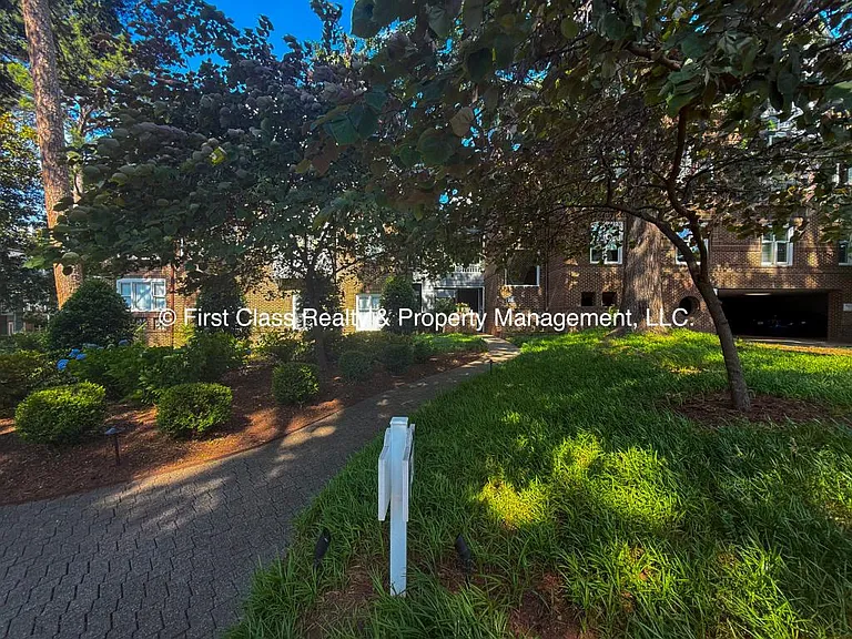 741 Bishops Park Dr — Photo 2
