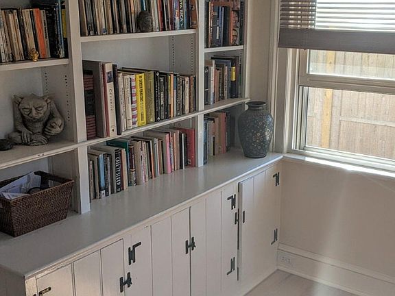 Foyer with book shelves
