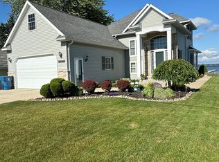 11762 W Shore Dr, Houghton Lake, MI 48629