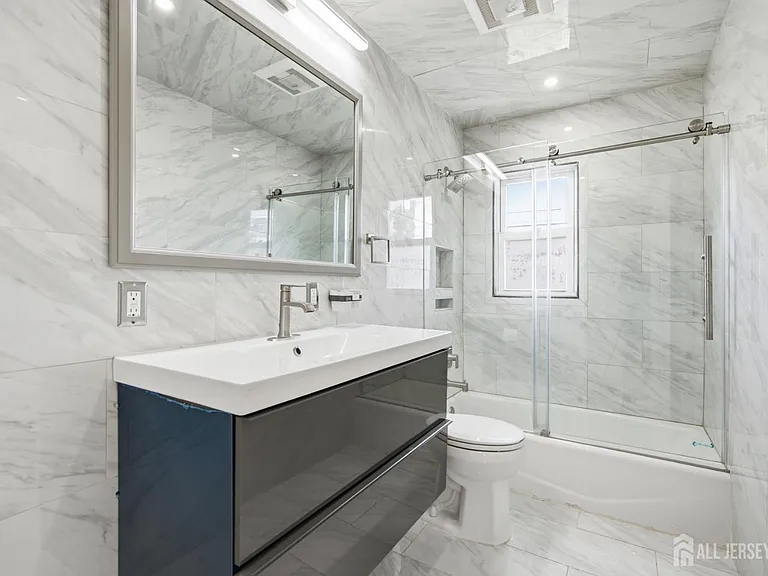 264 E George Pl — Photo 17