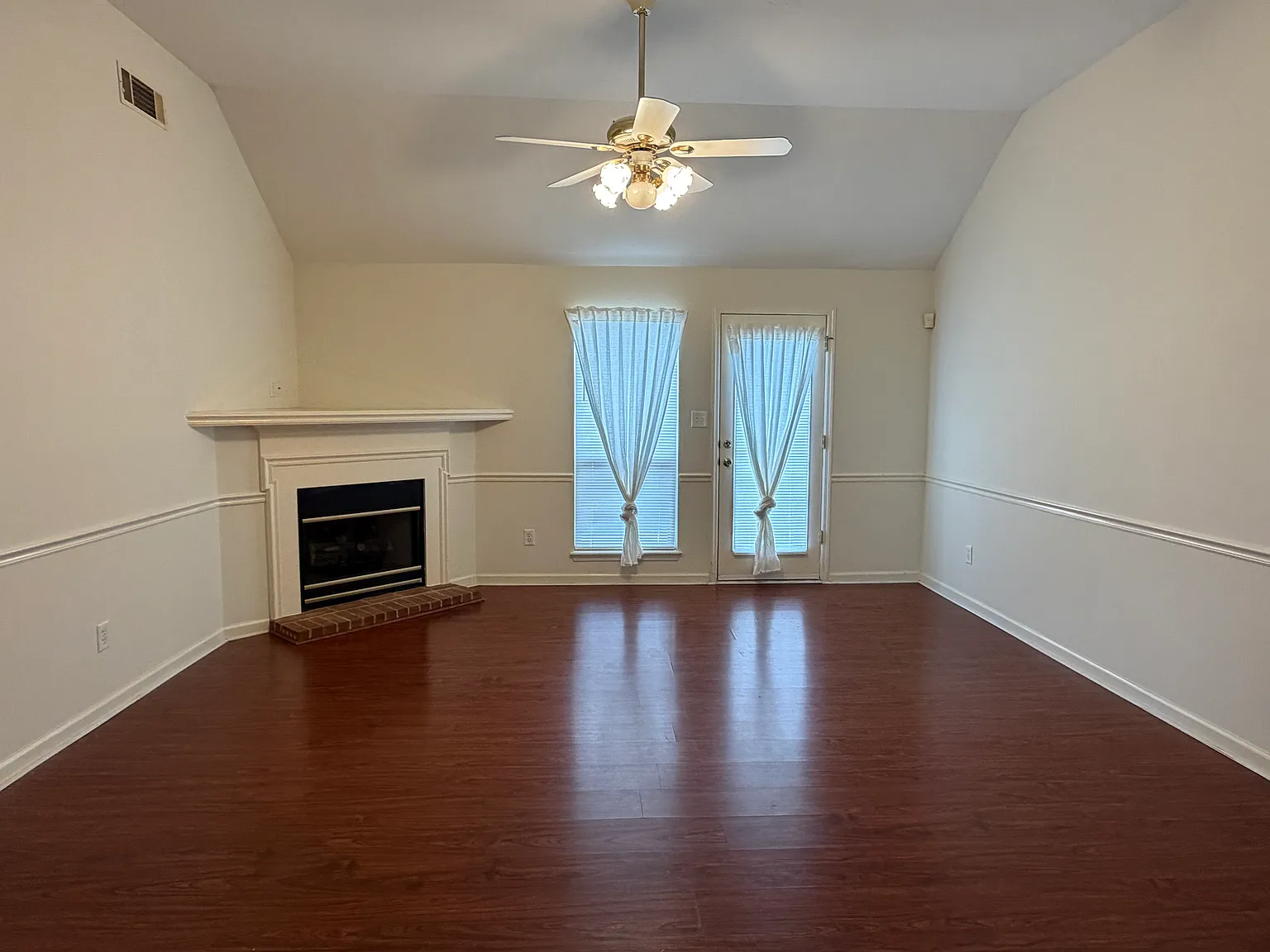 3 bed, 1500 sqft, $1,440 — Photo 2