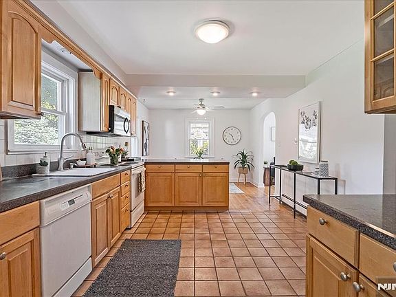 5th image of 566 Barnett Pl