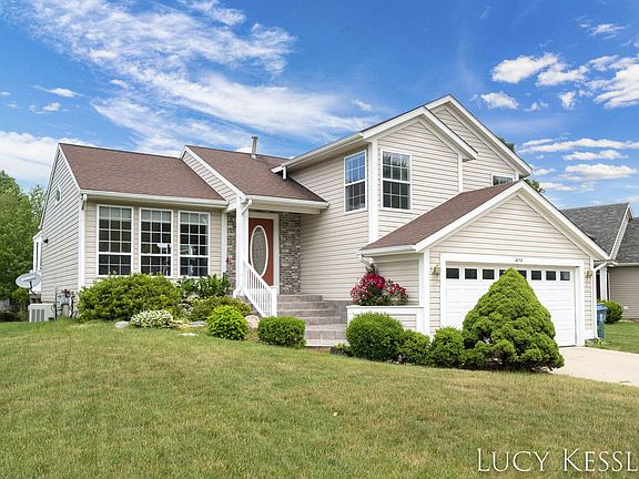 3rd image of 4752 Meadow Lake Dr SE