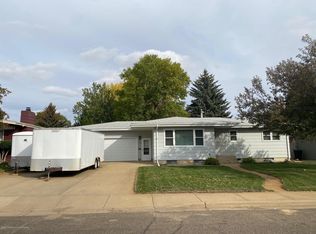 1050 12th Ave W, Dickinson, ND 58601