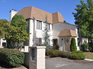 33 Gate House Ln, Edison, NJ 08820