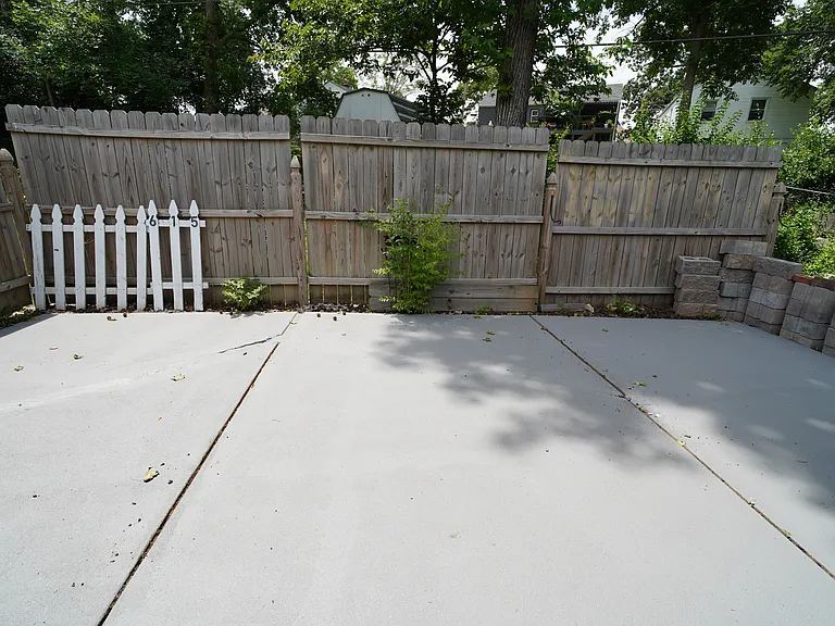 615 Crest Ct — Photo 32