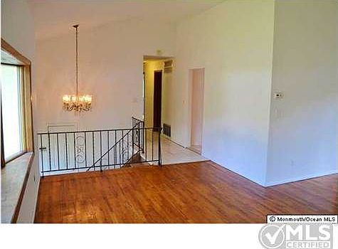 5th image of 14 Bayberry Ln