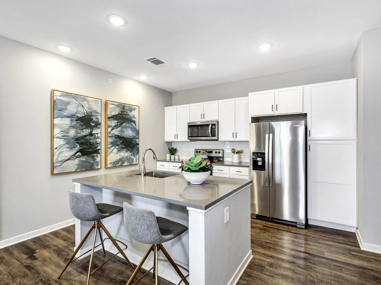 Farmhaus Apartments — Photo 1