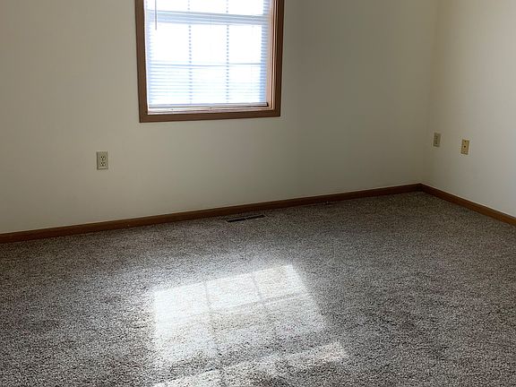 4th image of 825 E Prairie Hill Dr