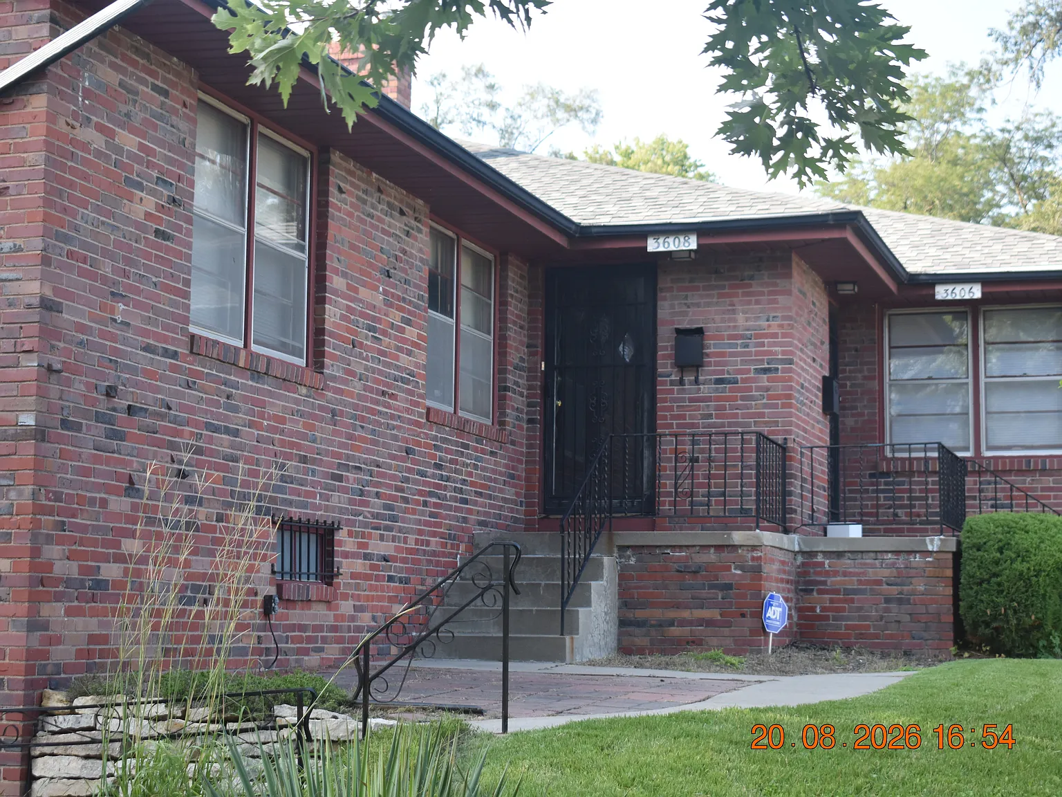 3 bed, 1300 sqft, $1,850 — Photo 2