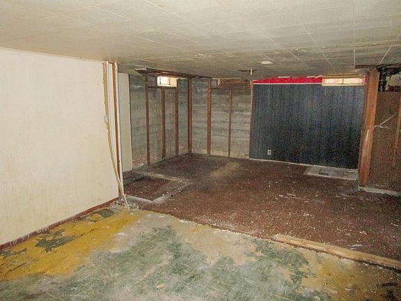 3rd image of 912 N Crestway Ave