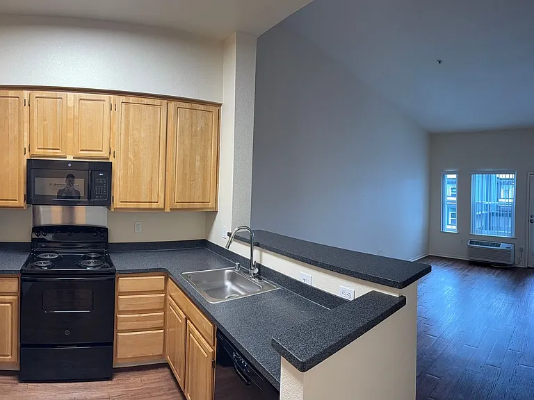 Lenzen Square Apartments — Photo 6