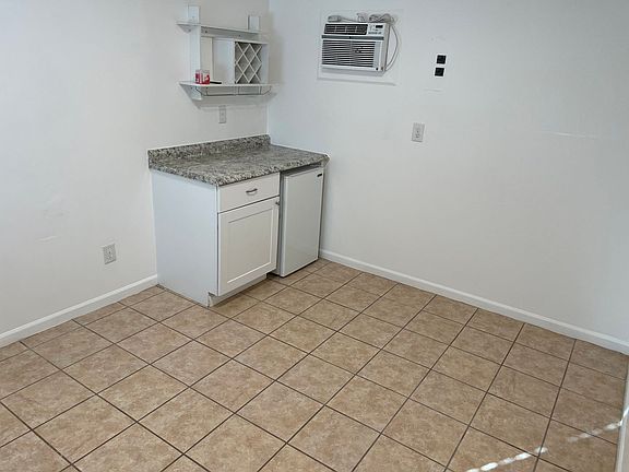 5th image of 2200 N Osage Ave #10