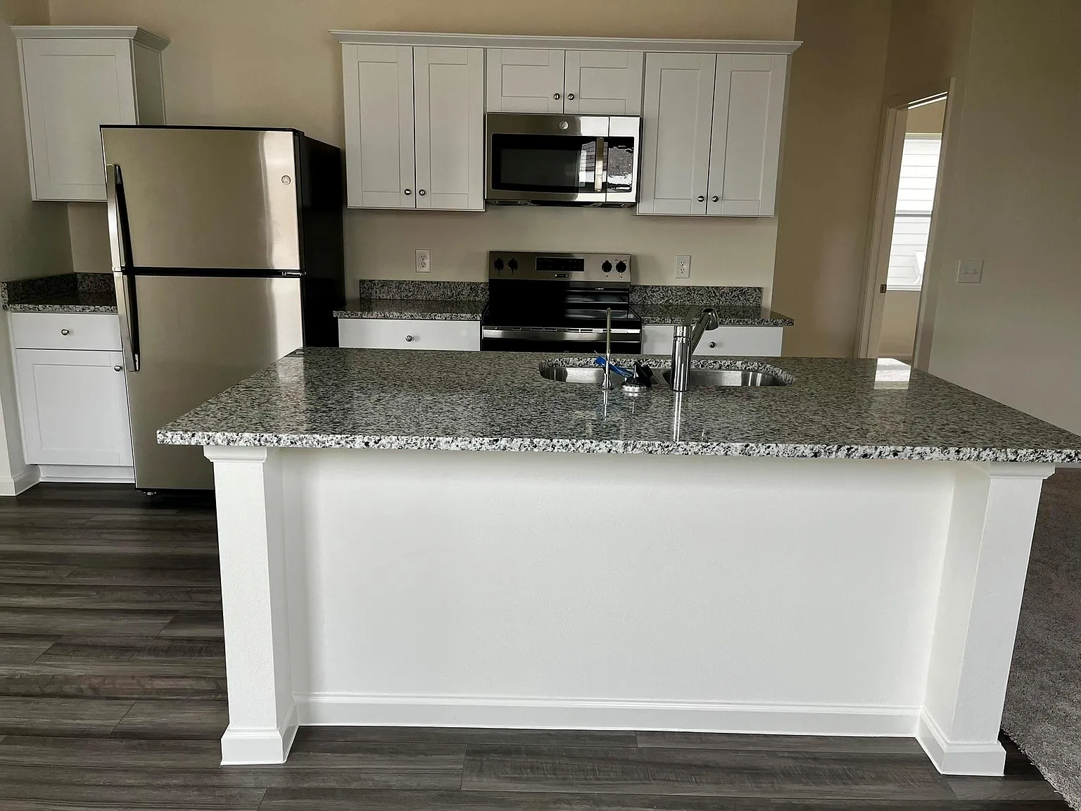 3 bed, 2.0 bath, 1412 sqft, $1,900 — Photo 4