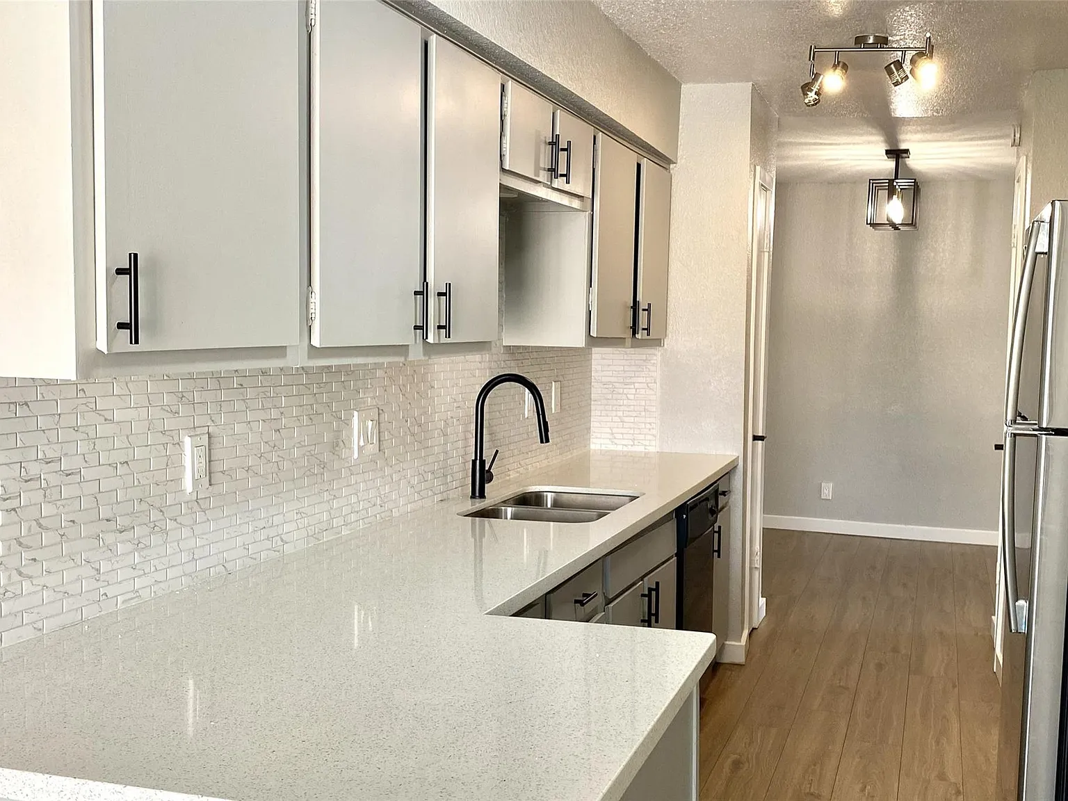 3 bed, 2.0 bath, 1373 sqft, $1,390 — Photo 3