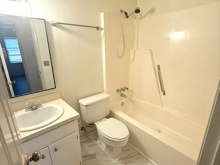 403 Wormwood Ln #B — Photo 8