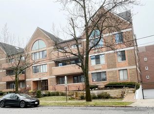 10 Canterbury Rd APT 1B, Great Neck, NY 11021