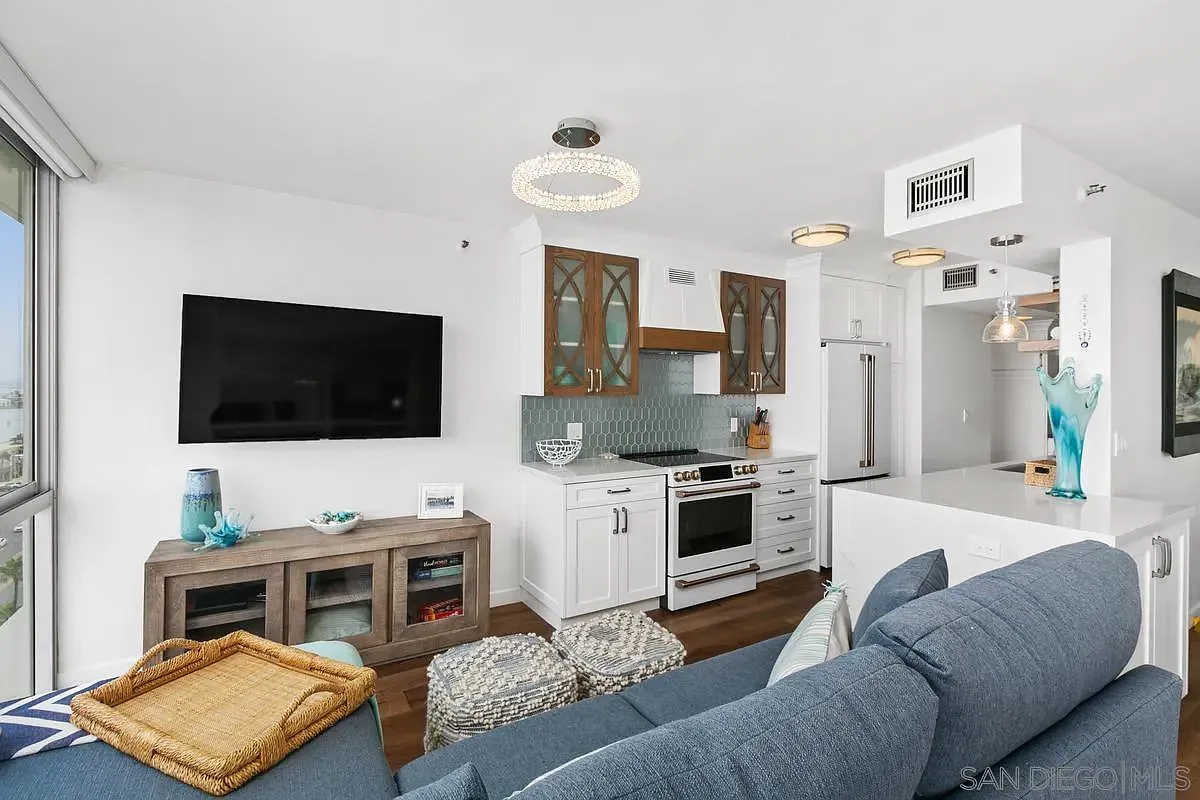 1710 Avenida Del Mundo — Photo 4