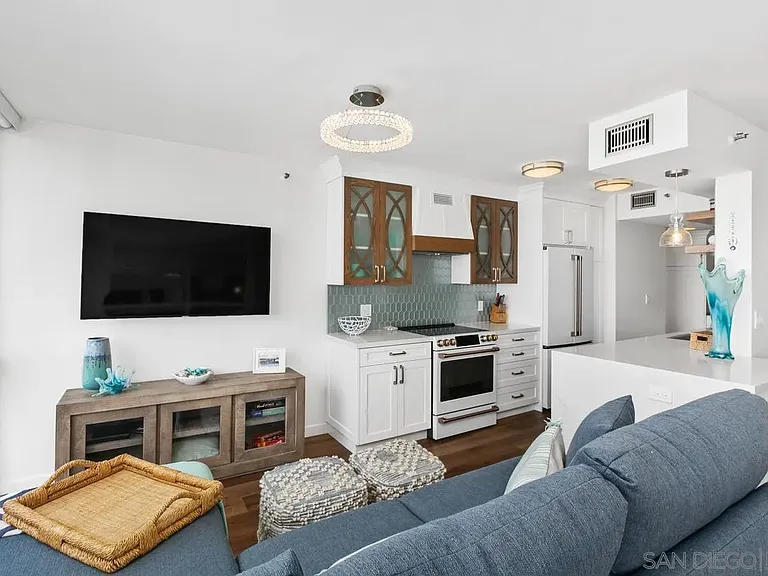 1710 Avenida Del Mundo #1007 — Photo 4