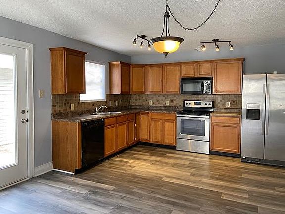 3rd image of 12204 Lindley Dr