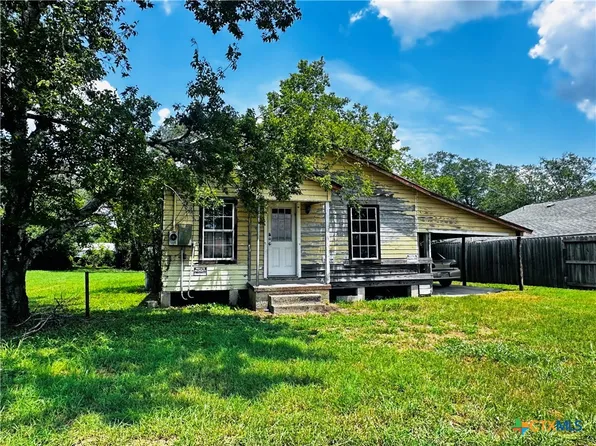 407 Aubrey St, Yoakum, TX 77995