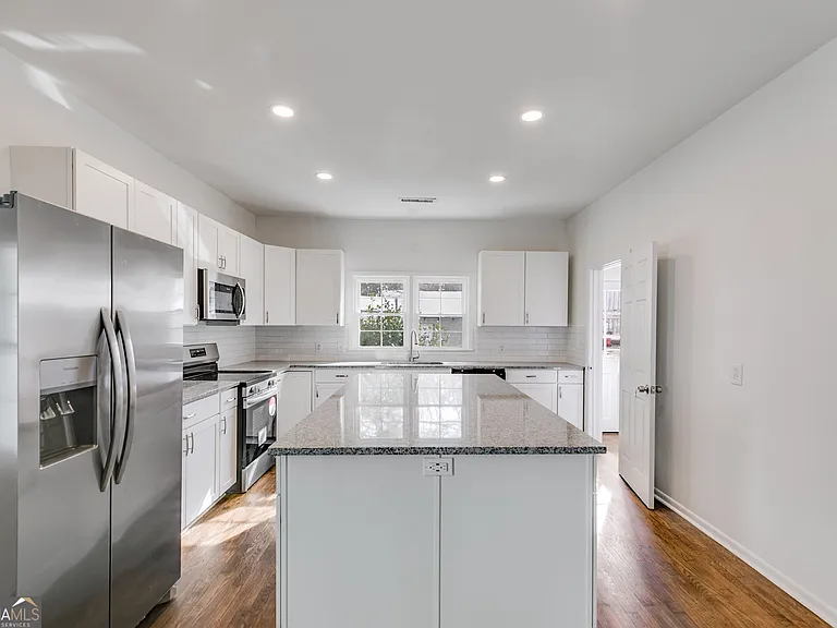 734 W College St — Photo 7