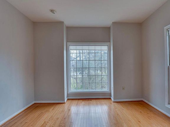 3rd image of 43681 Summerwood Cir