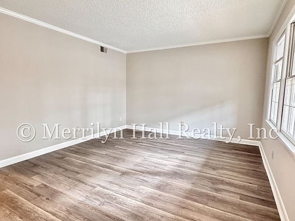 3rd image of 122 Jefferson Pl
