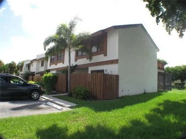 311 SW 96th Ter, Pembroke Pines, FL 33025