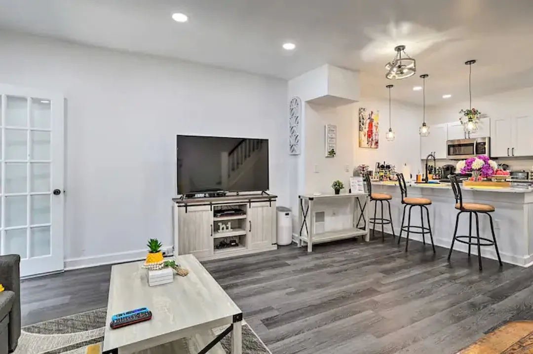 4 bed, $2,400 — Photo 1
