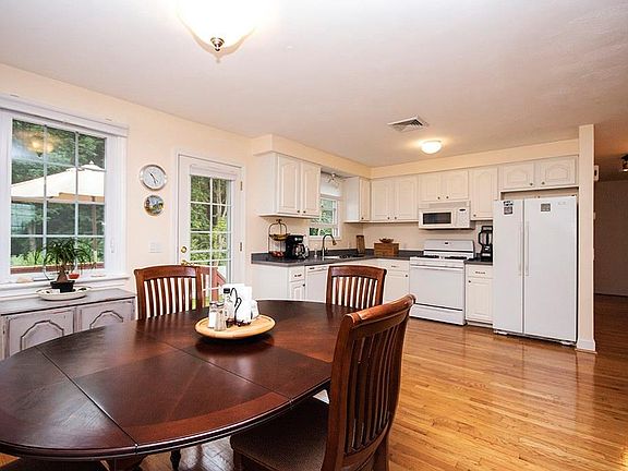 4th image of 22 Niverville St